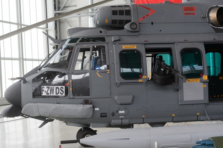 Francuska maszyna osiąga prędkość maksymalną 324 km/h i ma zasięg 857 km. 20 metrowy EC-725 Caracal waży 5, 33 t. <br><br>fot.  (jk/mr) PAP/Jakub Kaczmarczyk