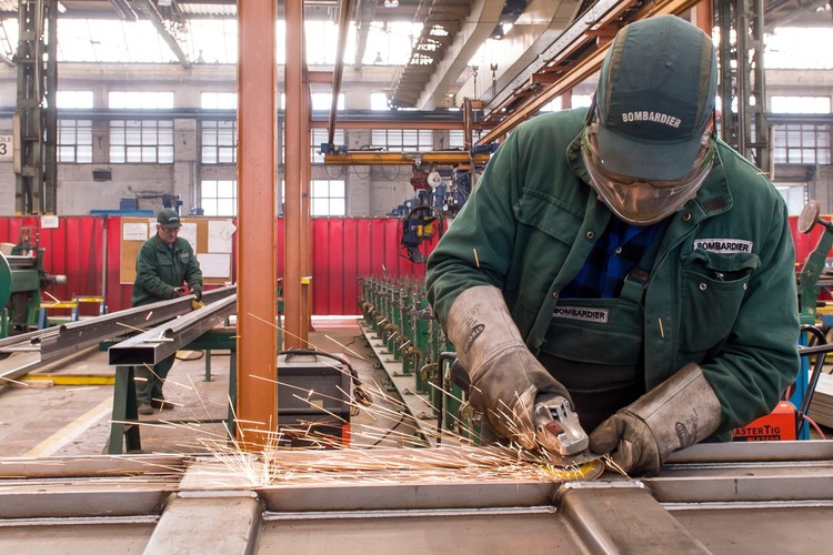 Polskie fabryki Bombardiera prowadzą produkcję nadwozi lokomotyw oraz pociągów pasażerskich, szeregu kluczowych komponentów jak np. ramy wózków czy aparatury elektrycznej, zajmują się projektowaniem i produkcję systemów sterowania ruchu kolejowego.<br><br> (kru) PAP/Maciej Kulczyński