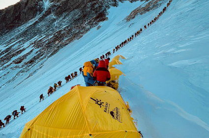 Setki wspinaczy zaskoczonych w drodze na Everest. W tym roku ryzyko jest większe