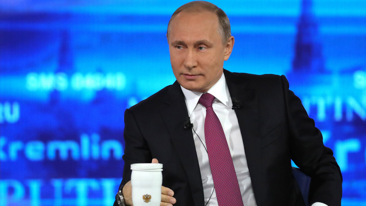 Prezydent Władimir Putin w trakcie dorocznej telekonferencji z obywatelami przekonywał, że gospodarce Rosji w małym stopniu zaszkodziły sankcje. Zapewniał, że są sfery, gdzie Moskwa może współpracować z USA i że zależy jej na normalizacji stosunków. - Specjaliści wiedzą, że amerykańskie atomowe łodzie podwodne dyżurują na północy Norwegii, czas lotu rakiet do Moskwy to 15 minut - stwierdził prezydent Rosji.