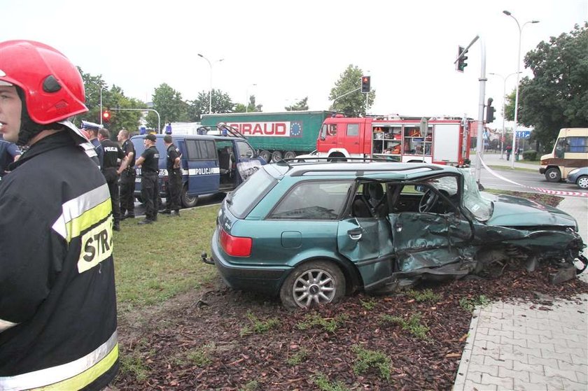 Wjechał w kolumnę policji. Są ranni