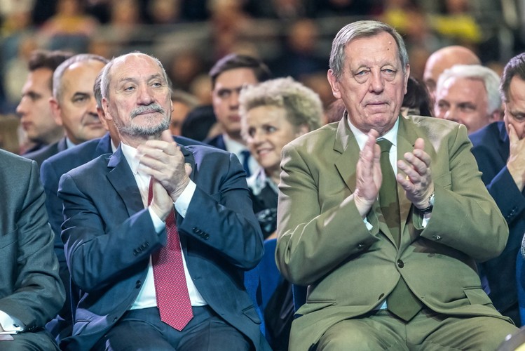 Występy oklaskiwali także Antoni Macierewicz i Jan Szyszko.