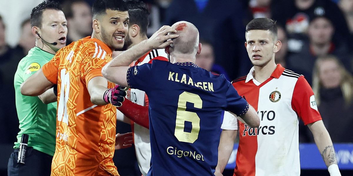 Davy Klaassen z rozbitą i zakrwawioną głową podczas meczu z Feyenoordem. 