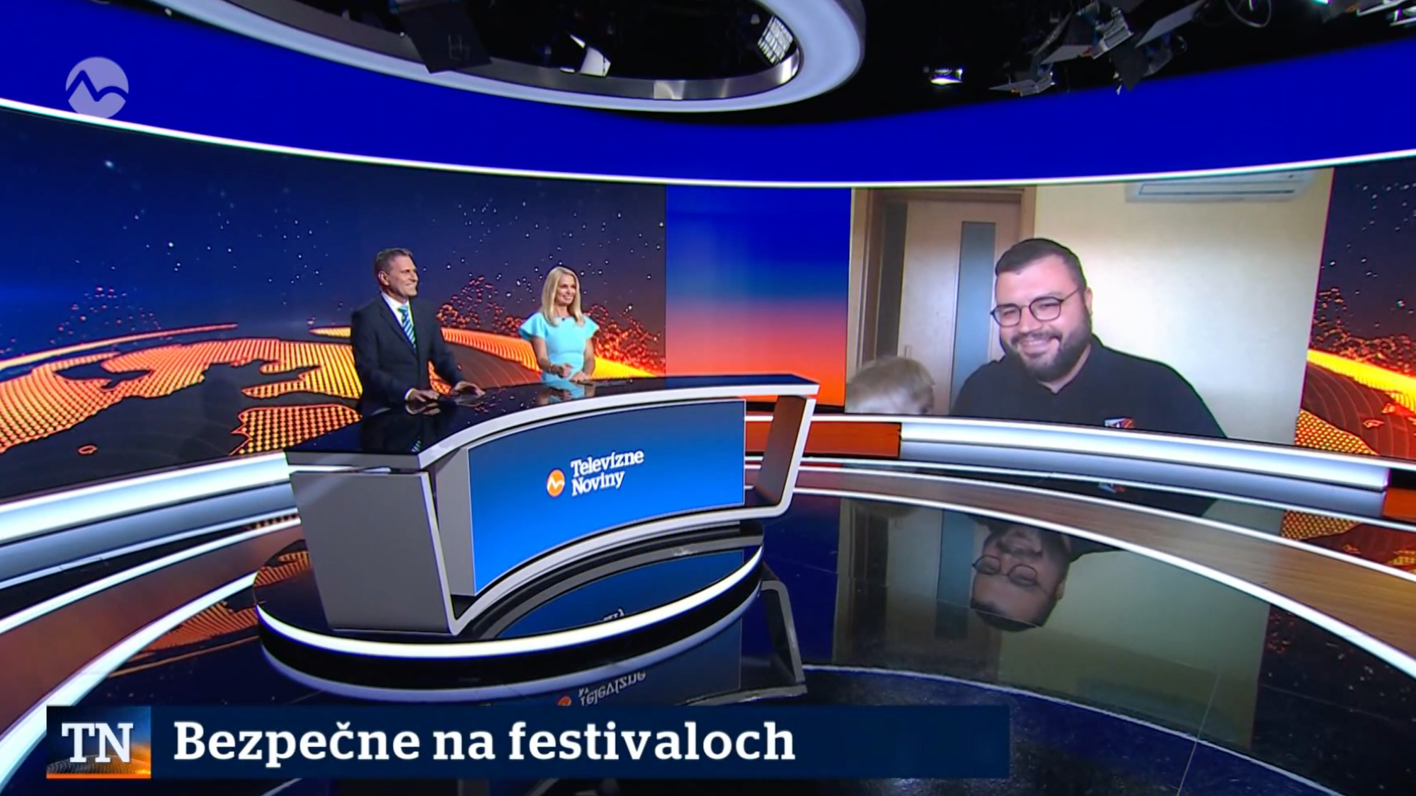 Počas Televíznych novinách zažili moderátori nečakaný vstup.