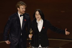 Oscary 2024. Gwiazdy noszą tajemnicze symbole. Co oznaczają czerwone przypinki?