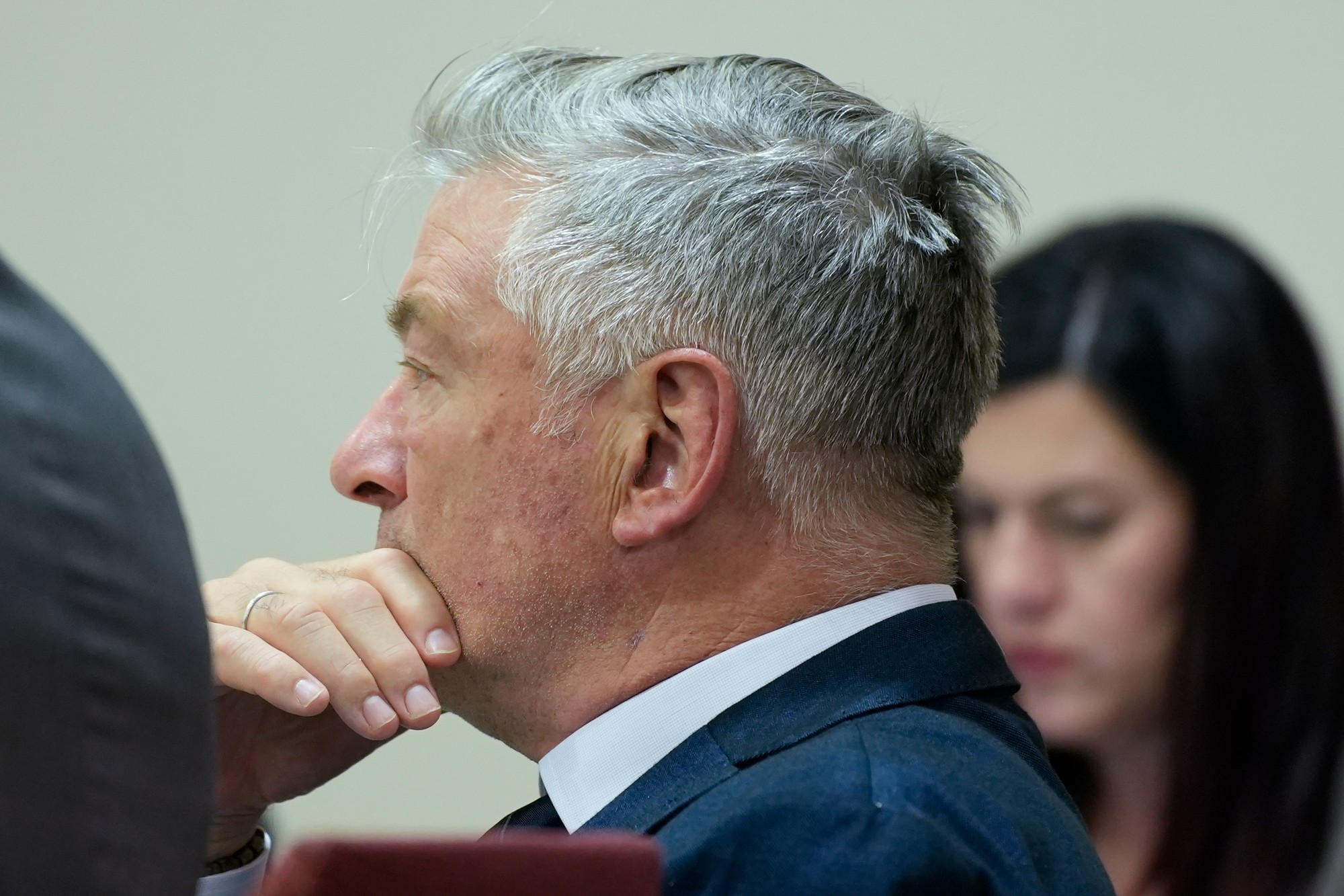 Pri streľbe zo zbrane, ktorú držal herec Alec Baldwin, prišla o život 42-ročná kameramanka.