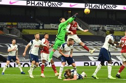 Tottenham lepszy od Arsenalu w derbach Londynu. "Koguty" liderem Premier League