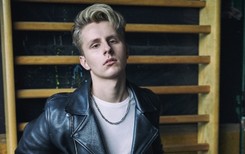 Piotr Zioła: Wypijam łyk whiskey i wychodzę na scenę [WYWIAD]