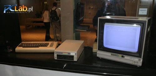Zestaw Commodore 64 ze stacją dyskietek 5,25" Commodore 1541 oraz kolorowym monitorem Commodore 1702. Osobiście byłem posiadaczem takiego zestawu... ponad 20 lat temu... Aż łezka się w oku zakręci :-)