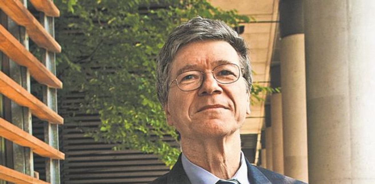 Jeffrey Sachs amerykański ekonomista. Zasłynął w połowie lat 80., gdy stworzył dla rządu Boliwii plan walki z hiperinflacją. W 1989 r. został doradcą „Solidarności”, która odniosła sukces w wyborach do sejmu kontraktowego. Uchodzi za pomysłodawcę terapii szokowej, pakietu radykalnych reform prorynkowych, które znalazły wyraz w postaci planu Balcerowicza. Sachs doradzał potem innym rządom regionu. Pod koniec lat 90. trafił do Afryki i tam odkrył problem biedy, który stał się motywem przewodnim jego dalszej kariery naukowej i poczytnych książek. Dziś 59-letni ekonomista jest dyrektorem Instytutu Ziemi na Columbia University w Nowym Jorku.
