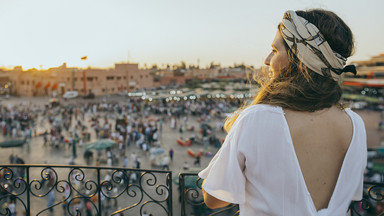 Polka o życiu w Marrakeszu: kobiety chodzą ubrane od mini po zakrywający twarz nikab