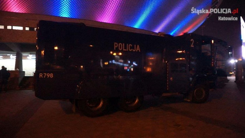 Policja nie dopuściła do starcia pseudokibiców pod Spodkiem