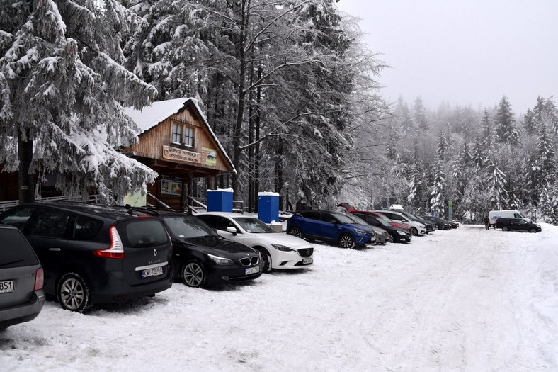 Parking i kasa biletowa na Przełęczy Krowiarki (Lipnickiej)