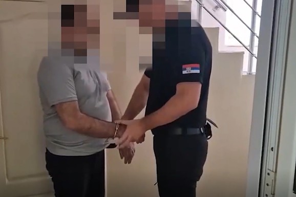 (VIDEO) LAŽIRAO DOKUMENTACIJU, PA POKRAO VIŠE OD 40 MILIONA DINARA! Uhapšen prevarant iz Bajine Bašte: Policija ga uvela u kola s lisicama na rukama