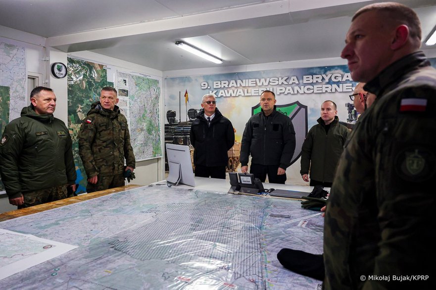 Zdjęcia ze spotkania Karola Nawrockiego i Sławomira Cenckiewicza z żołnierzami Wojska Polskiego i funkcjonariuszami Straży Granicznej, stacjonującymi na wschodniej granicy Polski