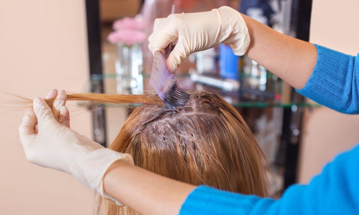 Prezentuje się elegancko i zmysłowo. Najmodniejszy kolor włosów tej zimy
