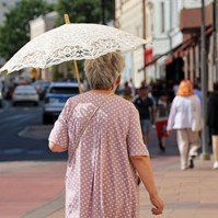Súlyos gondokat is okozhat a napszúrás az idősebbeknél - akár kómát is kiválthat