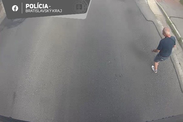 Polícia hľadá svedkov nehody, ktorá sa stala na Eisnerovej ulici v Bratislave.