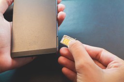 polacy przenoszą numery do play i orange klientow traci plus i t-mobile