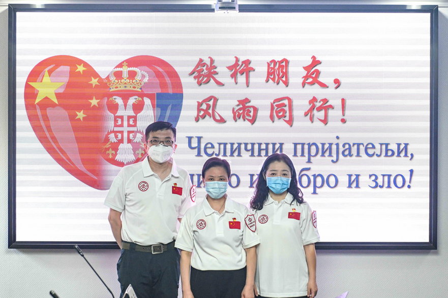 Chińscy medycy przed wylotem z misją do Serbii z pomocy dla tamtejszych lekarzy w walce z epidemią koronawirusa, maj 2020 r. 