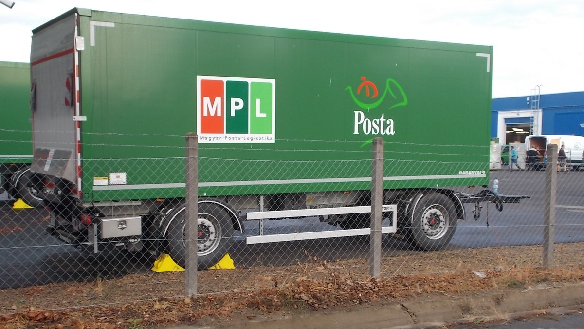 Durva baleset történt a 42-es főúton: felborult egy postáskamion