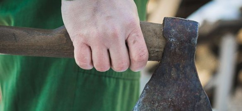 Makabryczna zbrodnia. Gość zabił gospodarza siekierą, gdy ten spał