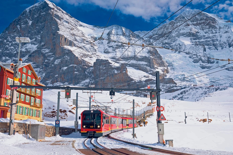 Grindelwald – kursująca od 1912 roku kolejka wspina się na najwyżej położoną stację w Europie na przełęczy Jungfraujoch (3454 m n.p.m.), pokonując po drodze 1393 m różnicy poziomów. 