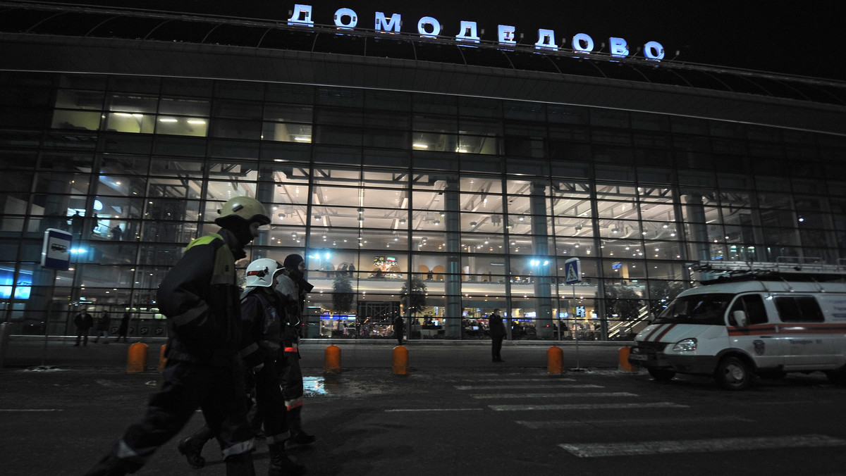 Grupa stojąca za poniedziałkowym zamachem bombowym na lotnisku Domodiedowo planowała krwawy zamach w Moskwie już w sylwestra, ale jej się nie udało - pisze dziennik "Moskowskij Komsomolec".
