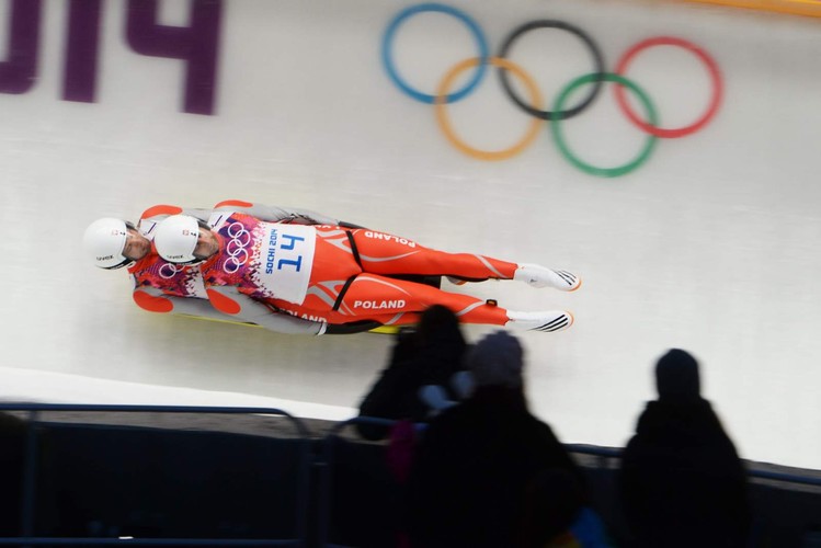 Tobias Wendl i Tobias Arlt zdobyli w Soczi złoty medal igrzysk olimpijskich w saneczkarskich dwójkach. Na drugiej pozycji zawody ukończyli Austriacy Andreas i Wolfgang Linger, a trzecią pozycję zajęli Łotysze Andrisa i Jurisa Sicsowie. Polacy <b>Patryk Poręba i Karol Mikrut</b> zajęli 15. miejsce.