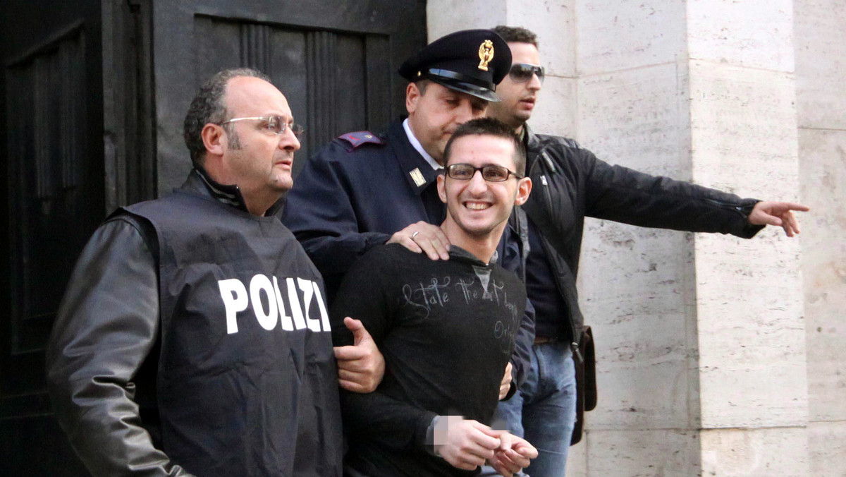 Minister spraw wewnętrznych Włoch Roberto Maroni zagroził surową interwencją policji przeciwko sprawcom napaści na funkcjonariuszy, do jakich dochodzi w rejonie Neapolu podczas protestów przeciwników nowego wysypiska śmieci.