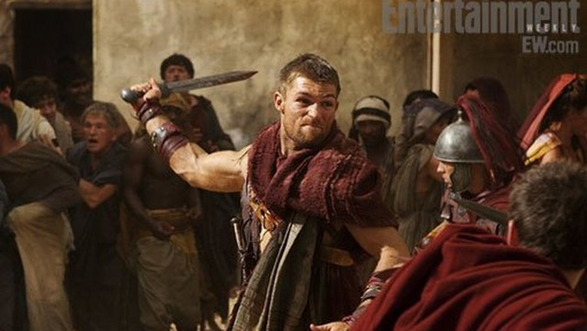 Liam McIntyre zastąpił chorego Andy'ego Whitfielda w serialu "Spartakus: Krew i piach", który można oglądać na antenie polskiego HBO. Zobaczcie zdjęcia McIntyre'a w nowej roli.
