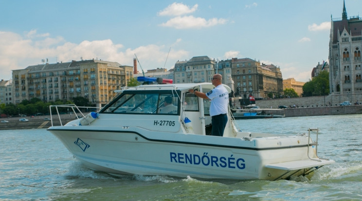 A rendőrök arra lettek figyelmesek, hogy a férfi még életben van / Fotó: Police