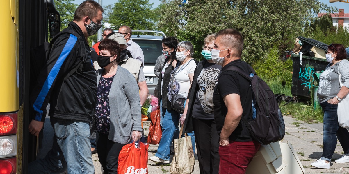 46 proc. Polaków, w razie wzrostu zakażeń wirusem SARS-CoV-2, opowiada się za przywróceniem obowiązku noszenia maseczek. 