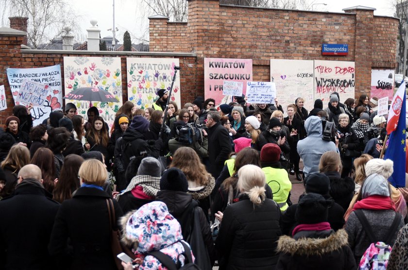 Tłumy przed siedzibą PiS