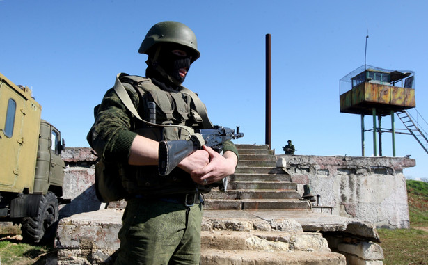 Żołnierze - najprawdopodobniej rosyjscy - na Krymie. Fot. EPA/ZURAB KURTSIKIDZE/PAP/EPA