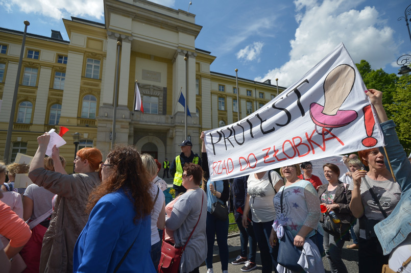 Przeciwnicy zmian w żłobkach manifestują w stolicy