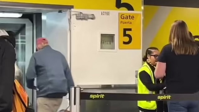 Trükkös megoldással csempészett fel extra hátizsákot a repülőre egy bevállalós bácsika