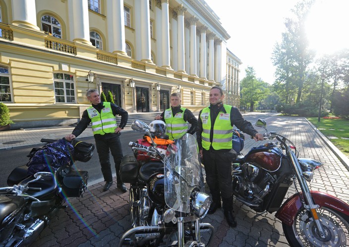 Premier Donald Tusk spotkał się z trzema motocyklistami z Łodzi, którzy wyruszyli w podróż po Polsce, by zbierać pieniądze na rehabilitację dwójki małych dzieci: Ali i Cypriana