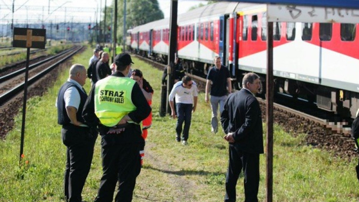 Tragiczny wypadek na stacji Szczecin Port Centralny. Pociąg "Mewa" ze Szczecina od Warszawy potrącił kobietę. Niestety w wyniku zdarzenia kobieta zmarła - donosi MM Szczecin.