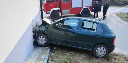 Auto wbiło się w dom. Emerytka tego nie przeżyła