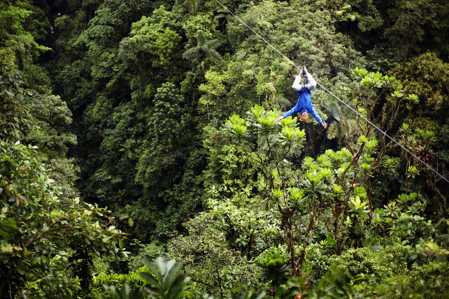 Przejedź się kolejką tyrolską na linie, tuż nad bujnymi lasami deszczowymi Kostaryki.