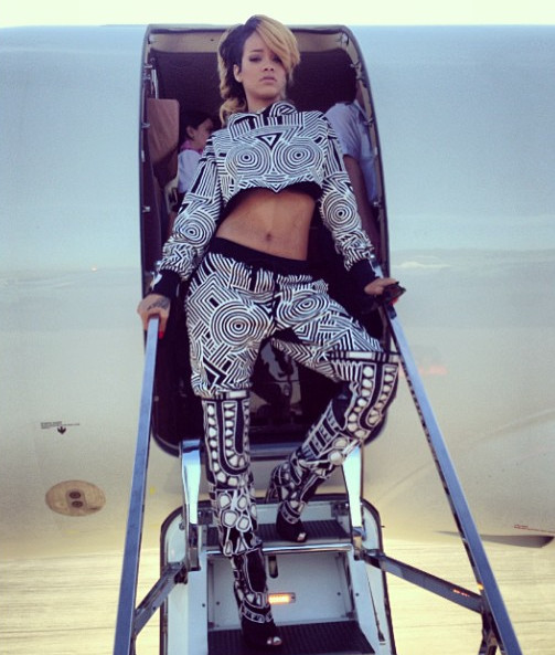 Rihanna wychodzi z samolotu - "Hello Poland!"