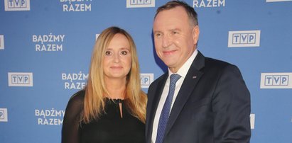 Krysiak ujawnił zarobki byłego męża Joanny Kurskiej w TVP. Głos zabrał znany ksiądz