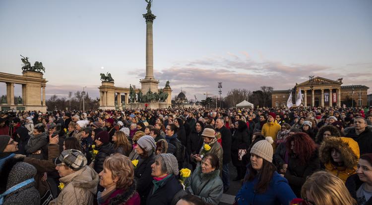 Résztvevők sárga rózsával a kezükben a Nem tehetsz róla, tehetsz ellene elnevezésű civil szervezet nőnapi rendezvényén a fővárosi Hősök terén 2020. március 8-án