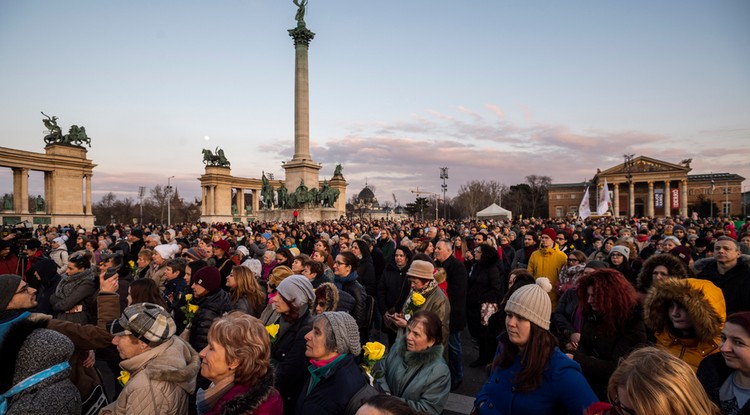 Résztvevők sárga rózsával a kezükben a Nem tehetsz róla, tehetsz ellene elnevezésű civil szervezet nőnapi rendezvényén a fővárosi Hősök terén 2020. március 8-án