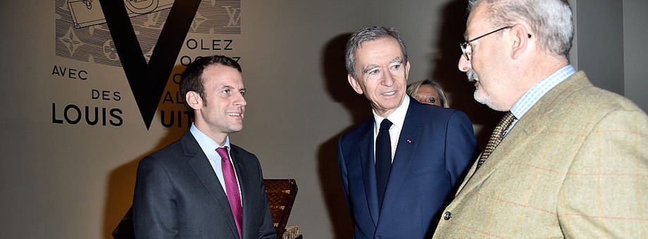 Bernard Arnault na otwarciu wystawy „Volez, Voguez, Voyagez — Louis Vuitton” w Paryżu. Obok niego Emmanuel Macron, wówczas francuski minister gospodarki