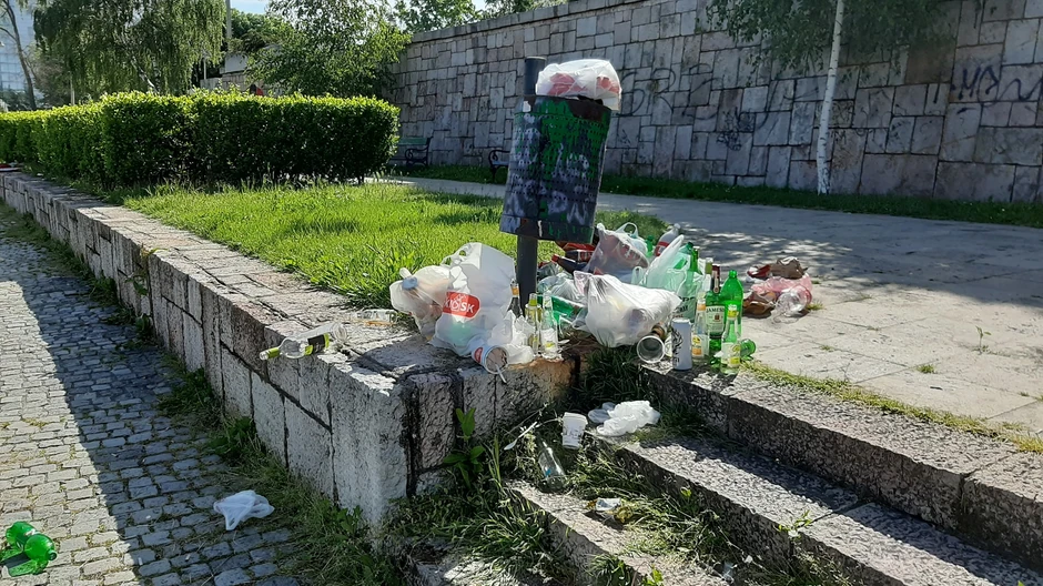 Smeće na keju u Nišu