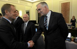 Gowin tłumaczył się z zarodków. Tusk: Kamień spadł mi z serca