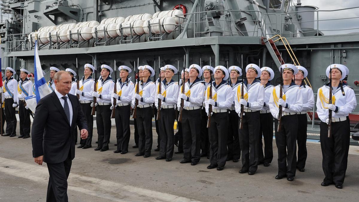 Władimir Putin na niszczycielu rakietowym Wiceadmirał Kułakow