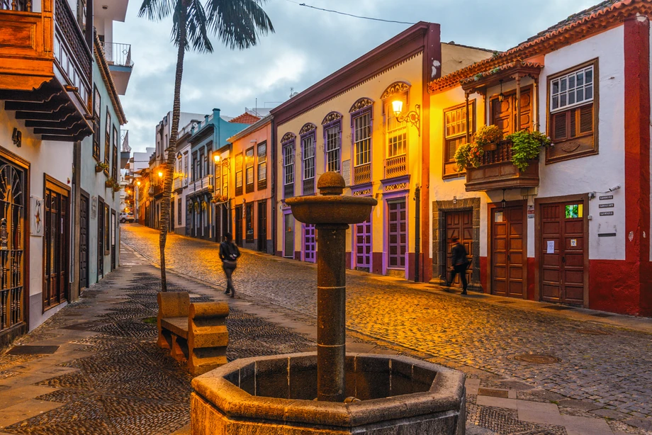 Santa Cruz de La Palma to urocze miasteczko na wyspie La Palma. Na tutejszej starówce zachowały się liczne pałace, budynki w stylu kolonialnym i domy o tradycyjnej architekturze kanaryjskiej.